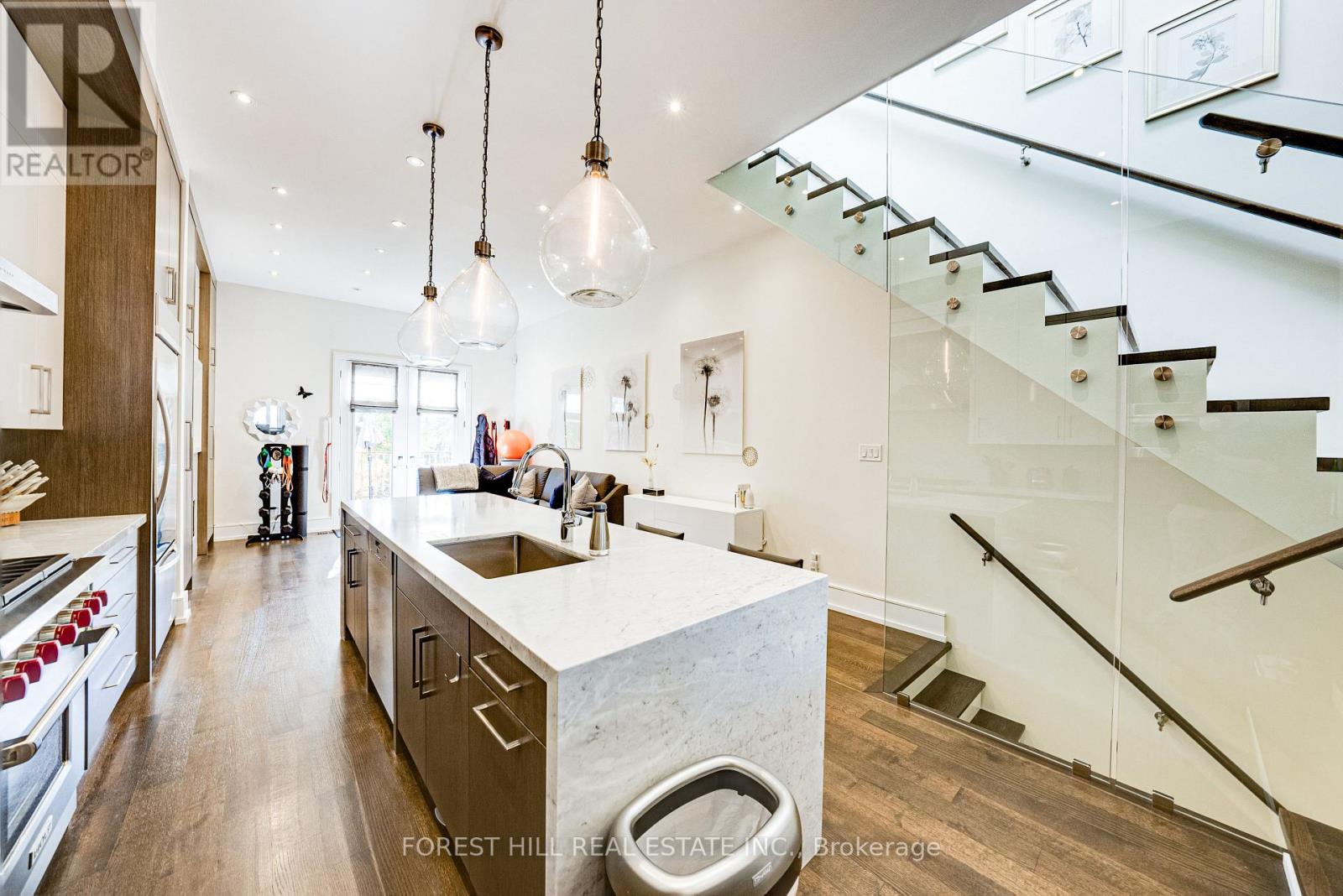 15a Roslin Avenue, Toronto, Ontario  M4N 1Y8 - Photo 8 - C12467560