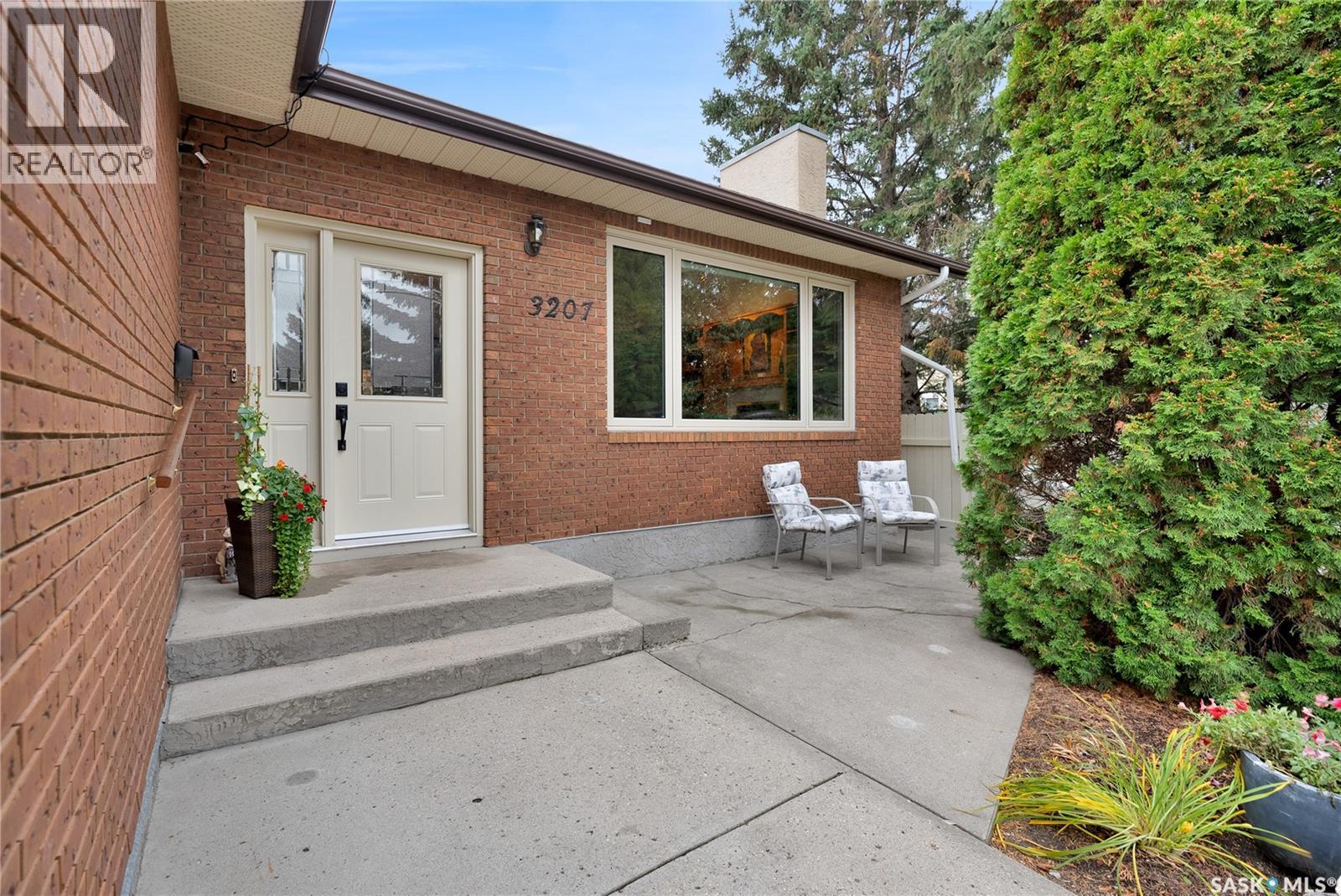 3207 Phaneuf Crescent E, Regina, Saskatchewan  S4V 1V2 - Photo 2 - SK021076