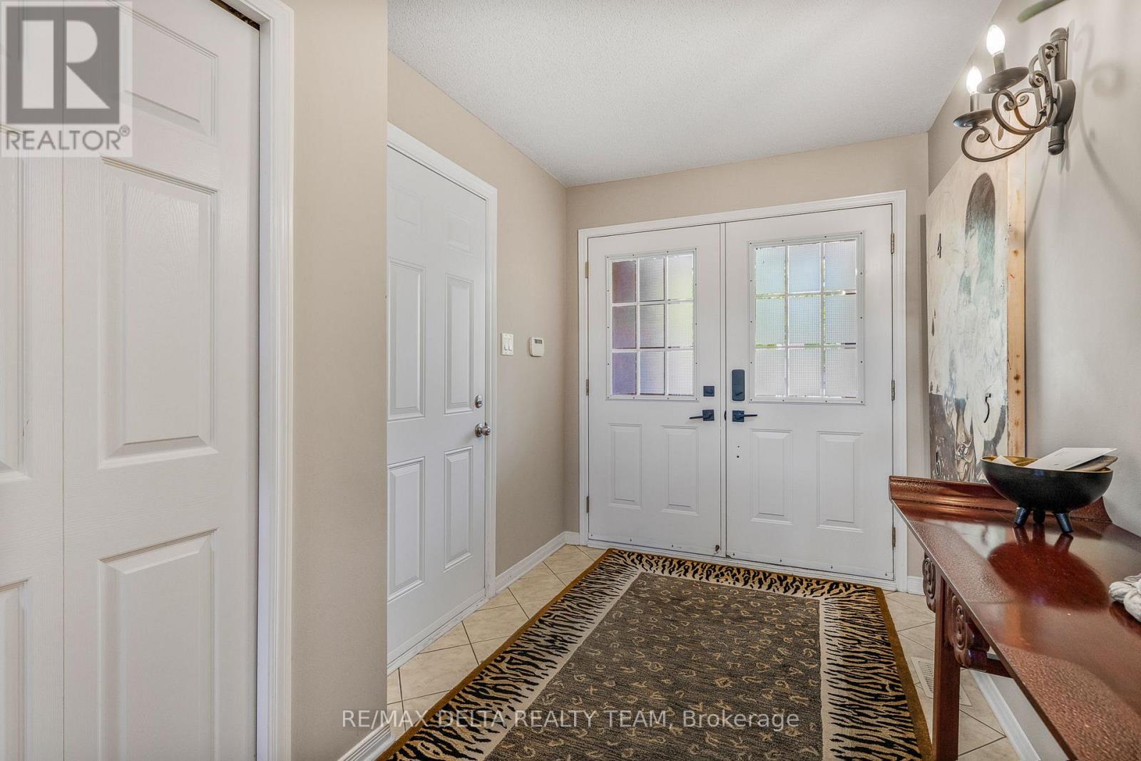 116 Gladeview Private, Ottawa, Ontario  K1T 4C5 - Photo 4 - X12468188