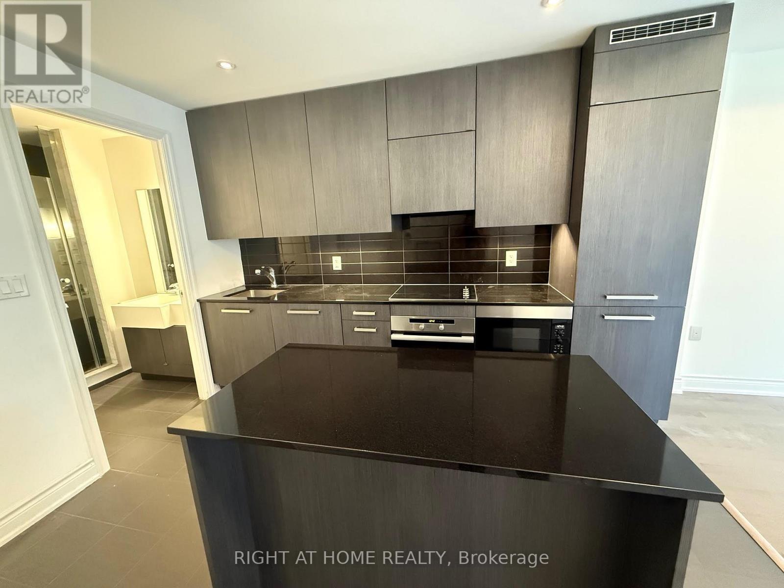 8 The Esplanade, Toronto, Ontario  M5E 0A6 - Photo 2 - C12468142