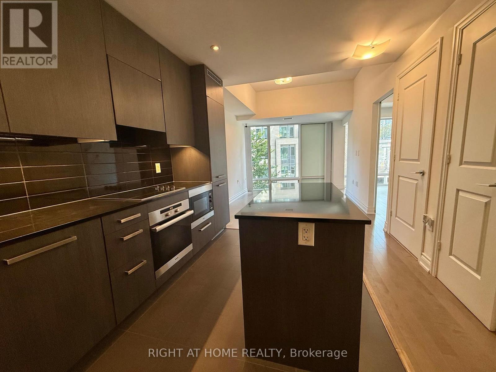 8 The Esplanade, Toronto, Ontario  M5E 0A6 - Photo 3 - C12468142