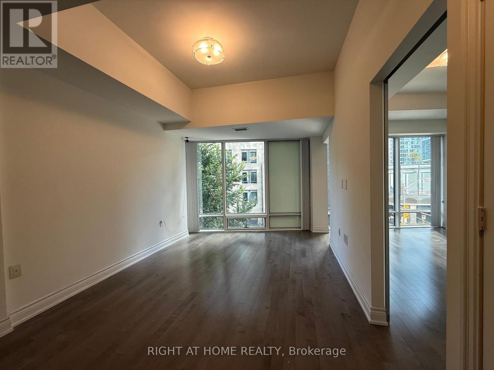 8 The Esplanade, Toronto, Ontario  M5E 0A6 - Photo 4 - C12468142