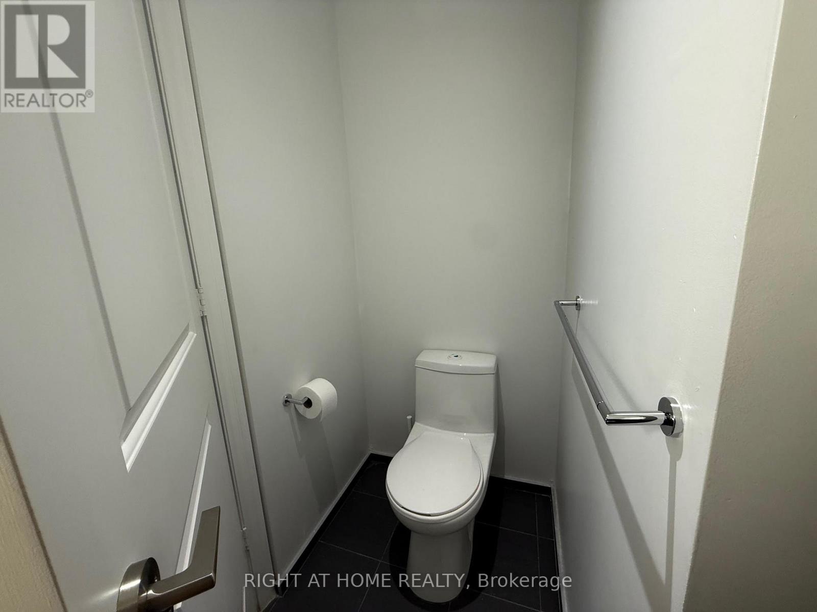 8 The Esplanade, Toronto, Ontario  M5E 0A6 - Photo 5 - C12468142