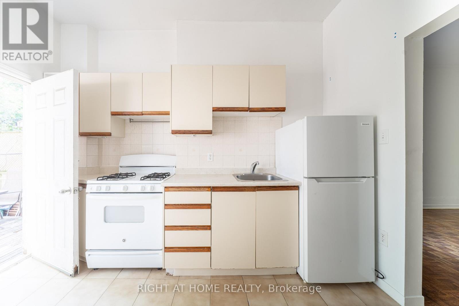 1057 Bathurst Street, Toronto, Ontario  M5R 3G8 - Photo 7 - C12468165