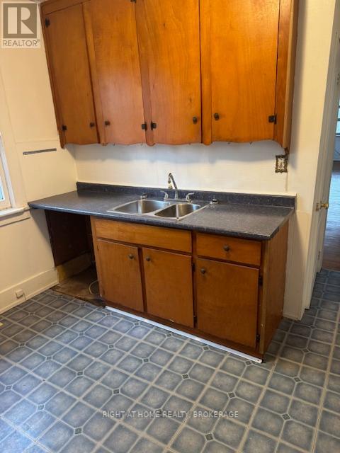 46 Richmond Avenue, St. Catharines (E. Chester), Ontario  L2R 3W7 - Photo 2 - X12468338