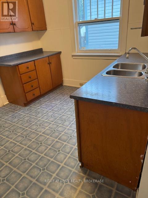 46 Richmond Avenue, St. Catharines (E. Chester), Ontario  L2R 3W7 - Photo 3 - X12468338