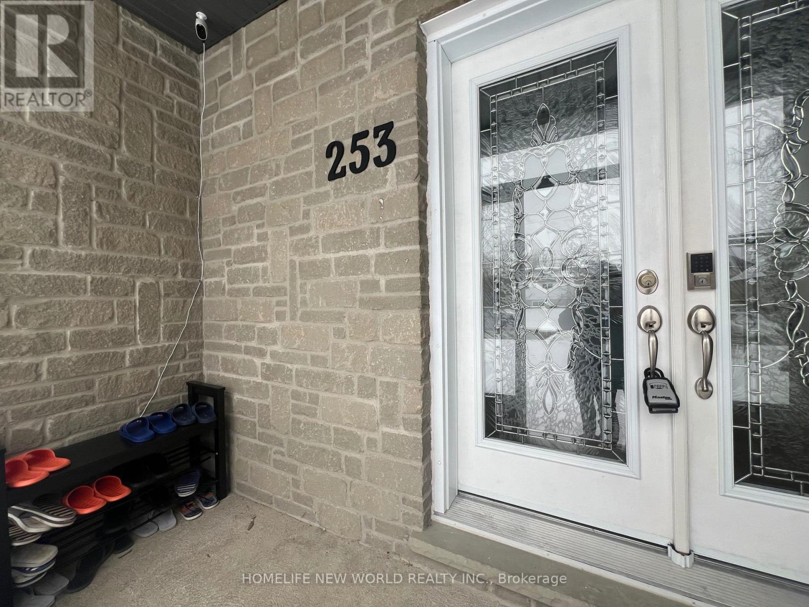 253 Lakeland Crescent, Richmond Hill, Ontario  L4E 3A6 - Photo 5 - N12468102
