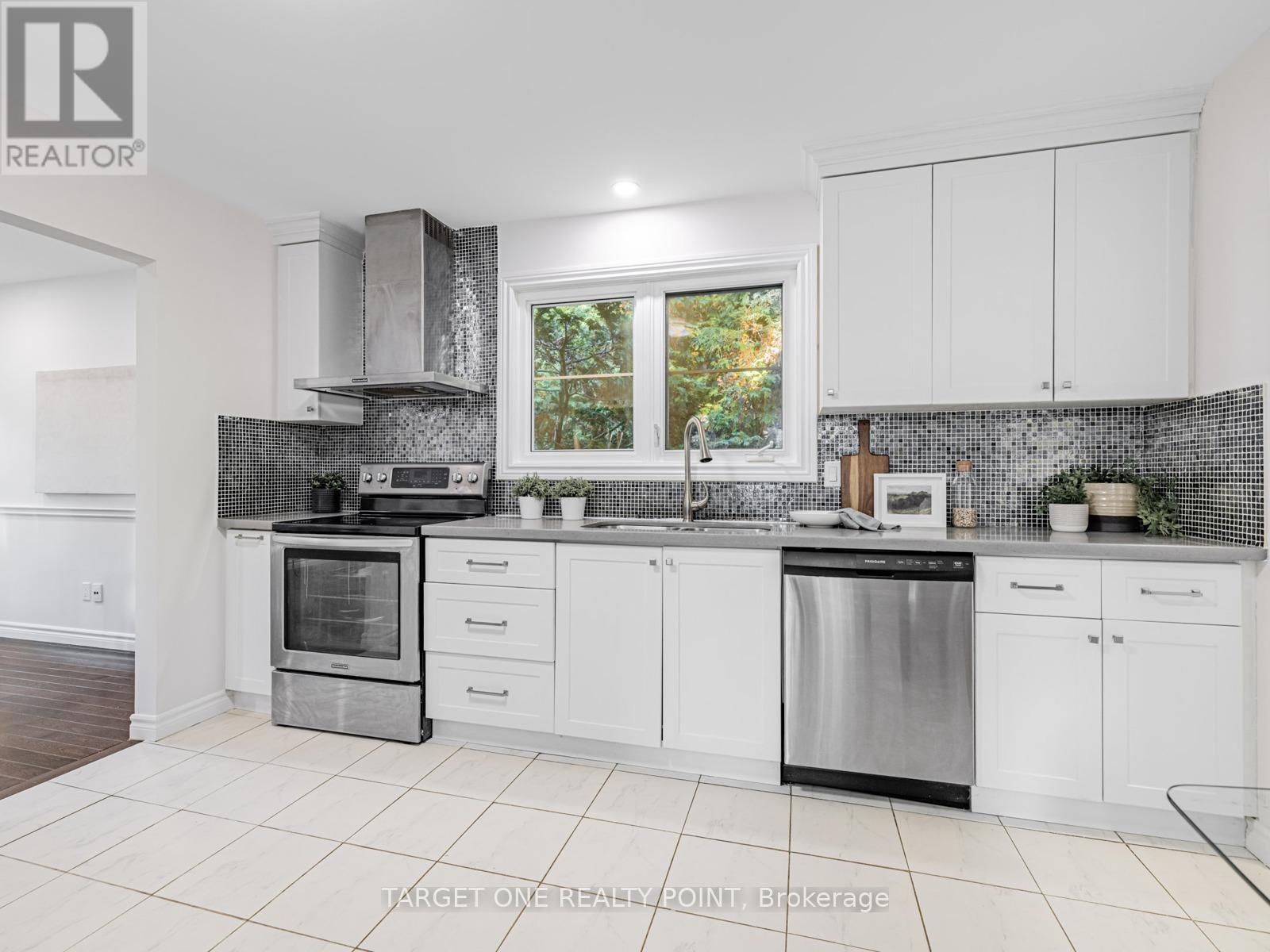 93 Mayvern Crescent, Richmond Hill, Ontario  L4C 5J6 - Photo 17 - N12468160