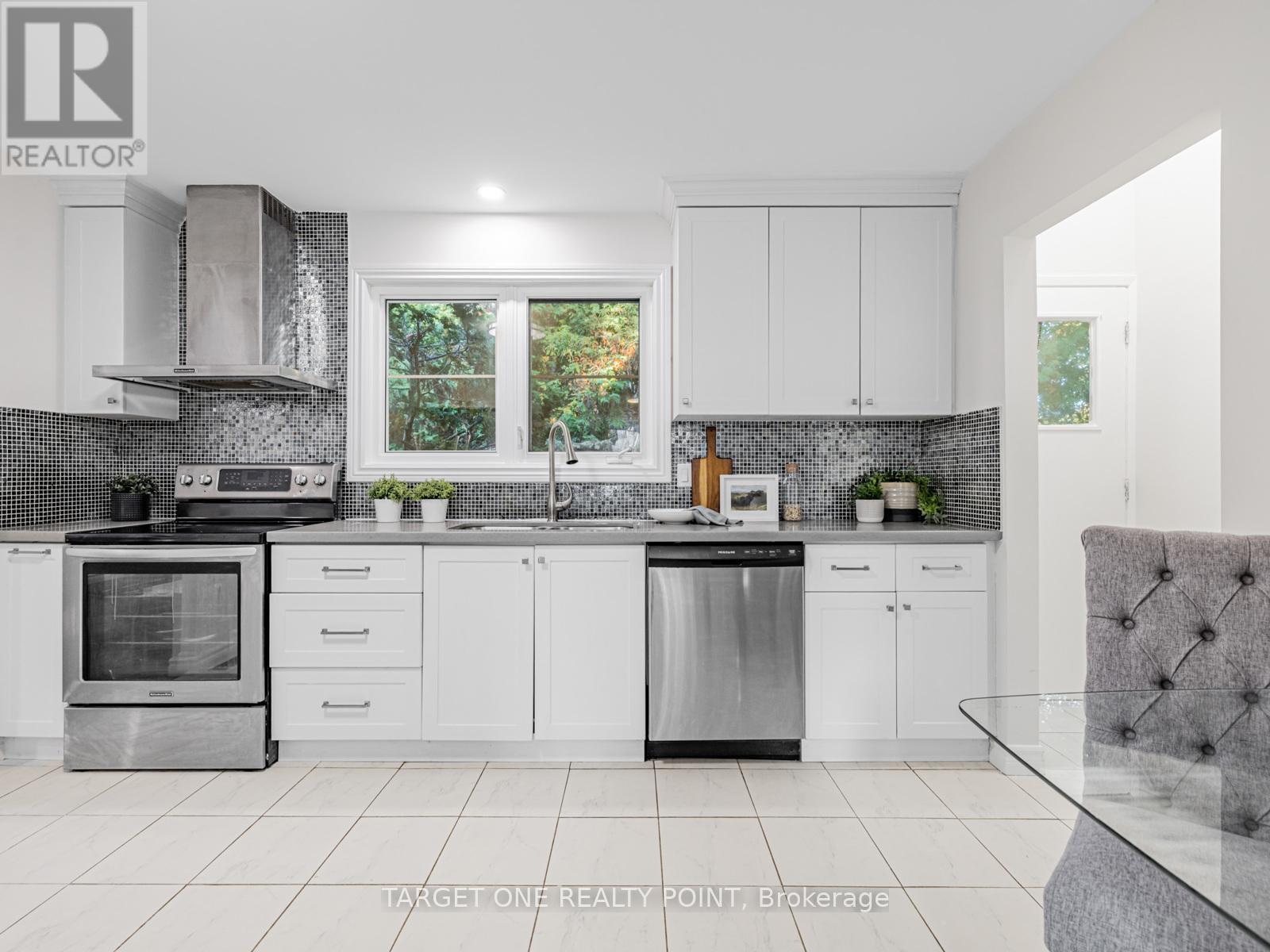 93 Mayvern Crescent, Richmond Hill, Ontario  L4C 5J6 - Photo 18 - N12468160