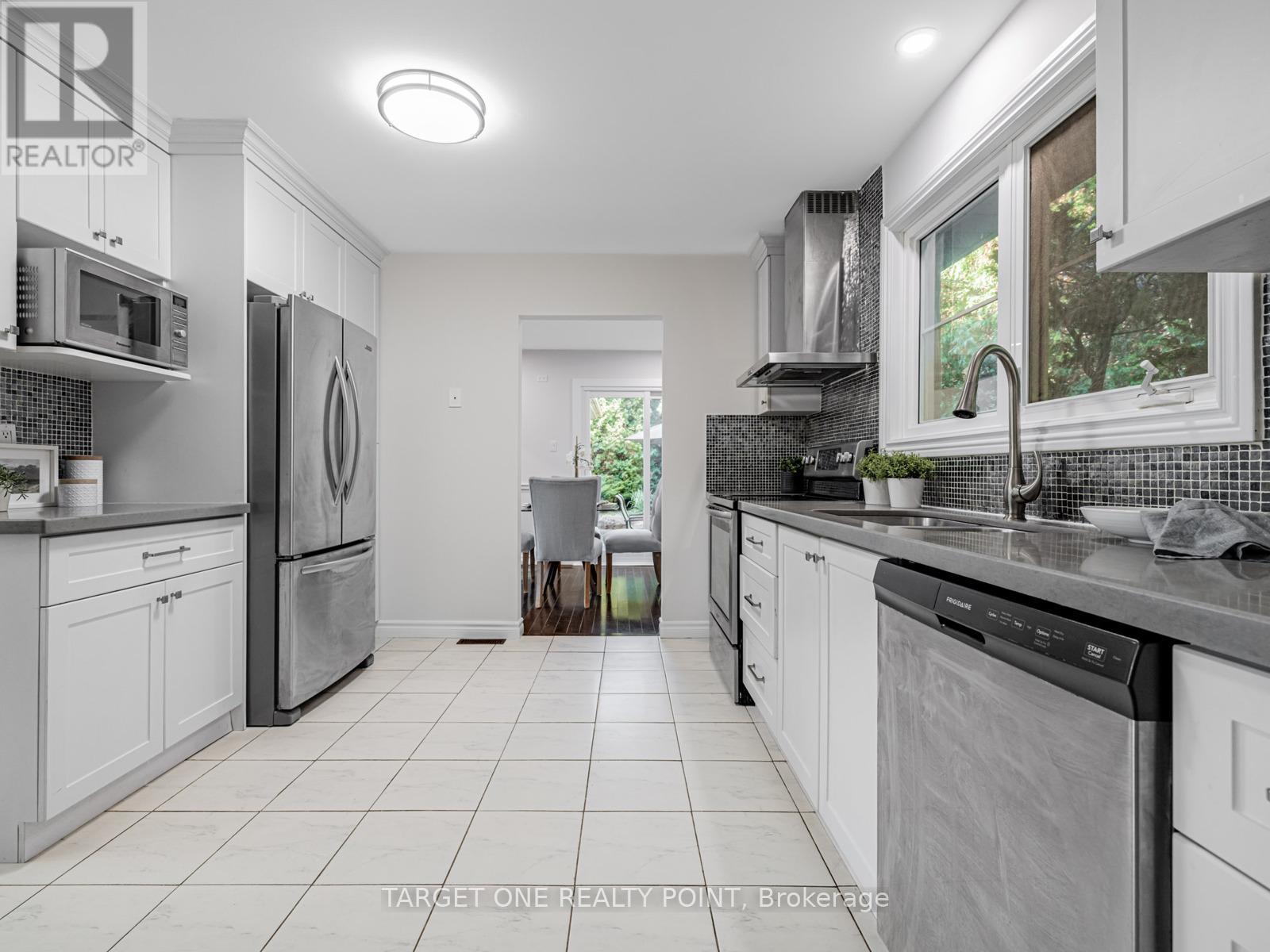 93 Mayvern Crescent, Richmond Hill, Ontario  L4C 5J6 - Photo 19 - N12468160