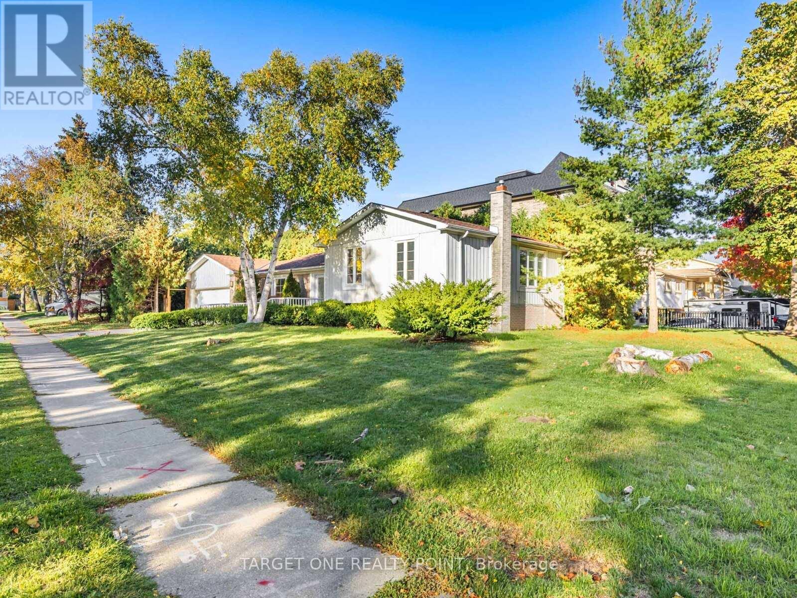 93 Mayvern Crescent, Richmond Hill, Ontario  L4C 5J6 - Photo 3 - N12468160