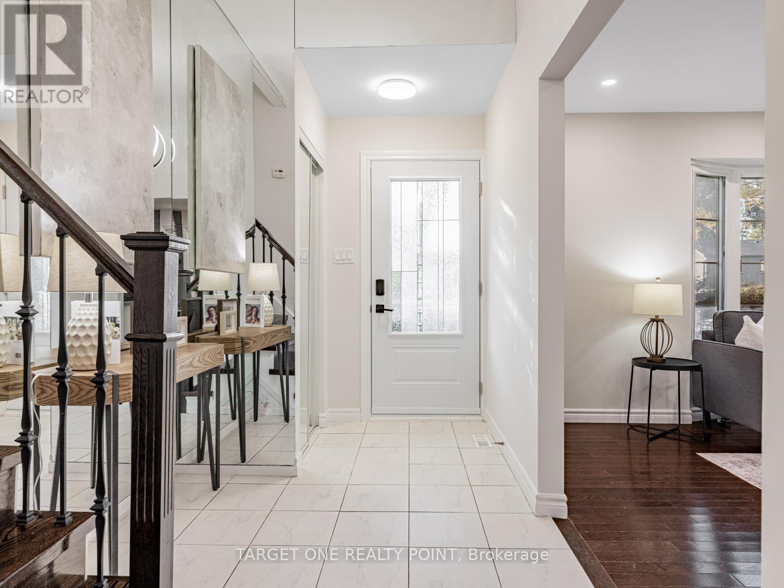 93 Mayvern Crescent, Richmond Hill, Ontario  L4C 5J6 - Photo 4 - N12468160