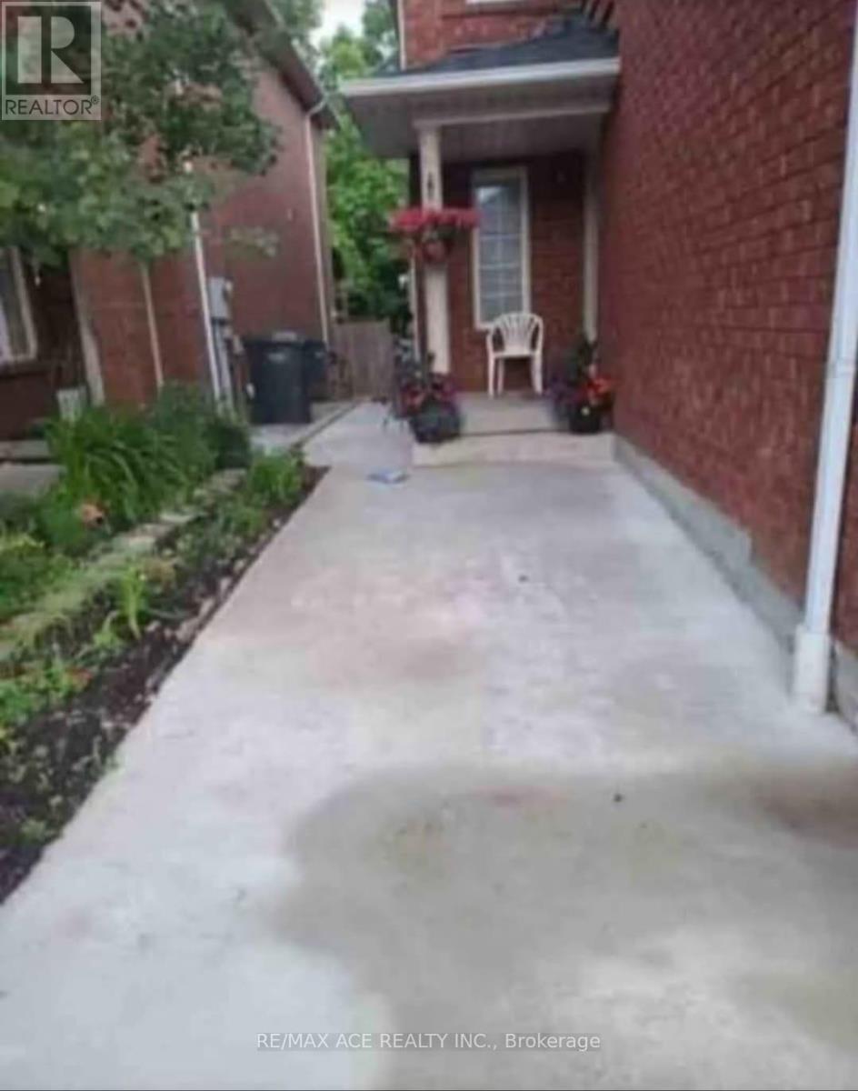 1198 Prestonwood Crescent, Mississauga, Ontario  L5V 2V3 - Photo 2 - W12468100