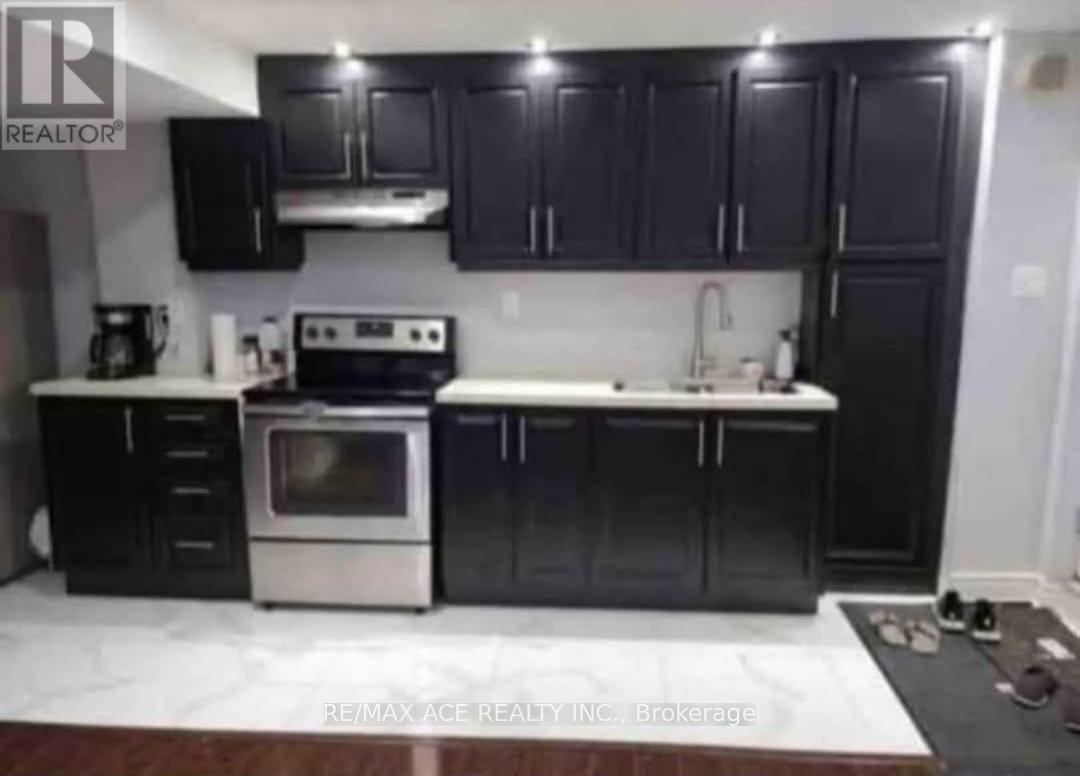 1198 Prestonwood Crescent, Mississauga, Ontario  L5V 2V3 - Photo 3 - W12468100