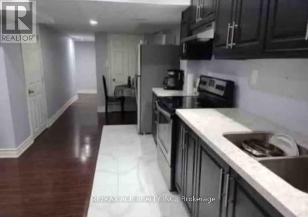 1198 Prestonwood Crescent, Mississauga, Ontario  L5V 2V3 - Photo 4 - W12468100