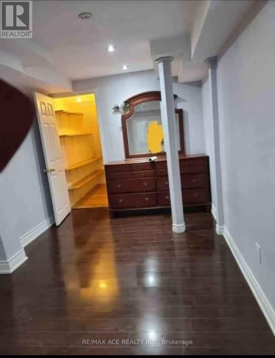 1198 Prestonwood Crescent, Mississauga, Ontario  L5V 2V3 - Photo 7 - W12468100
