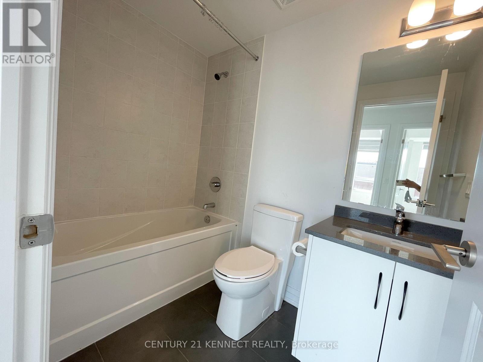 367 - 65 Attmar Drive, Brampton, Ontario  L6P 0Y6 - Photo 7 - W12468101