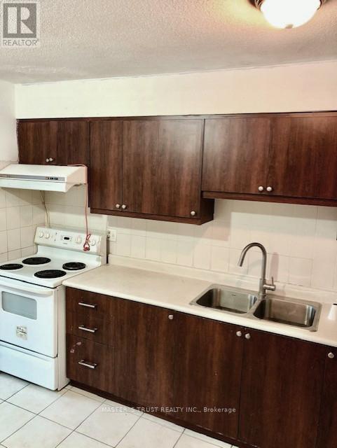214 - 1055 Forestwood Drive, Mississauga, Ontario  L5C 2T8 - Photo 10 - W12468113