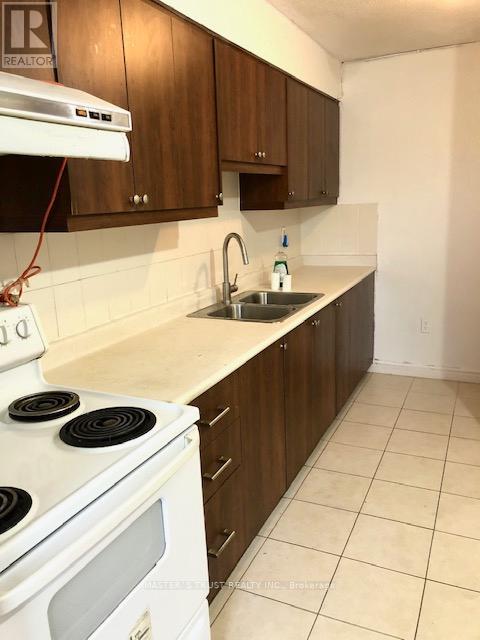 214 - 1055 Forestwood Drive, Mississauga, Ontario  L5C 2T8 - Photo 11 - W12468113