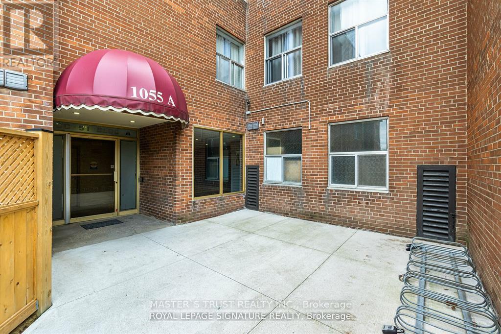 214 - 1055 Forestwood Drive, Mississauga, Ontario  L5C 2T8 - Photo 3 - W12468113