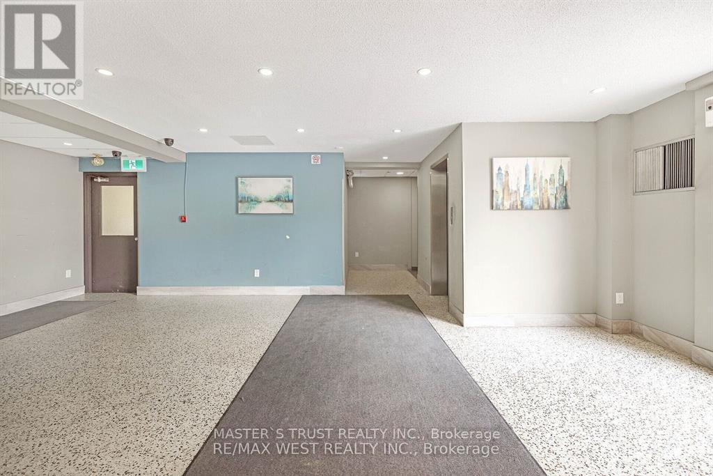 214 - 1055 Forestwood Drive, Mississauga, Ontario  L5C 2T8 - Photo 4 - W12468113