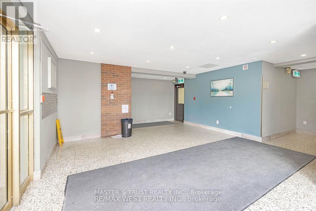 214 - 1055 Forestwood Drive, Mississauga, Ontario  L5C 2T8 - Photo 5 - W12468113