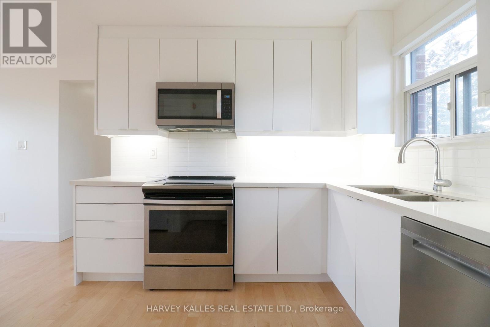 8 - 4 Benson Avenue, Mississauga, Ontario  L5H 2P2 - Photo 3 - W12468146