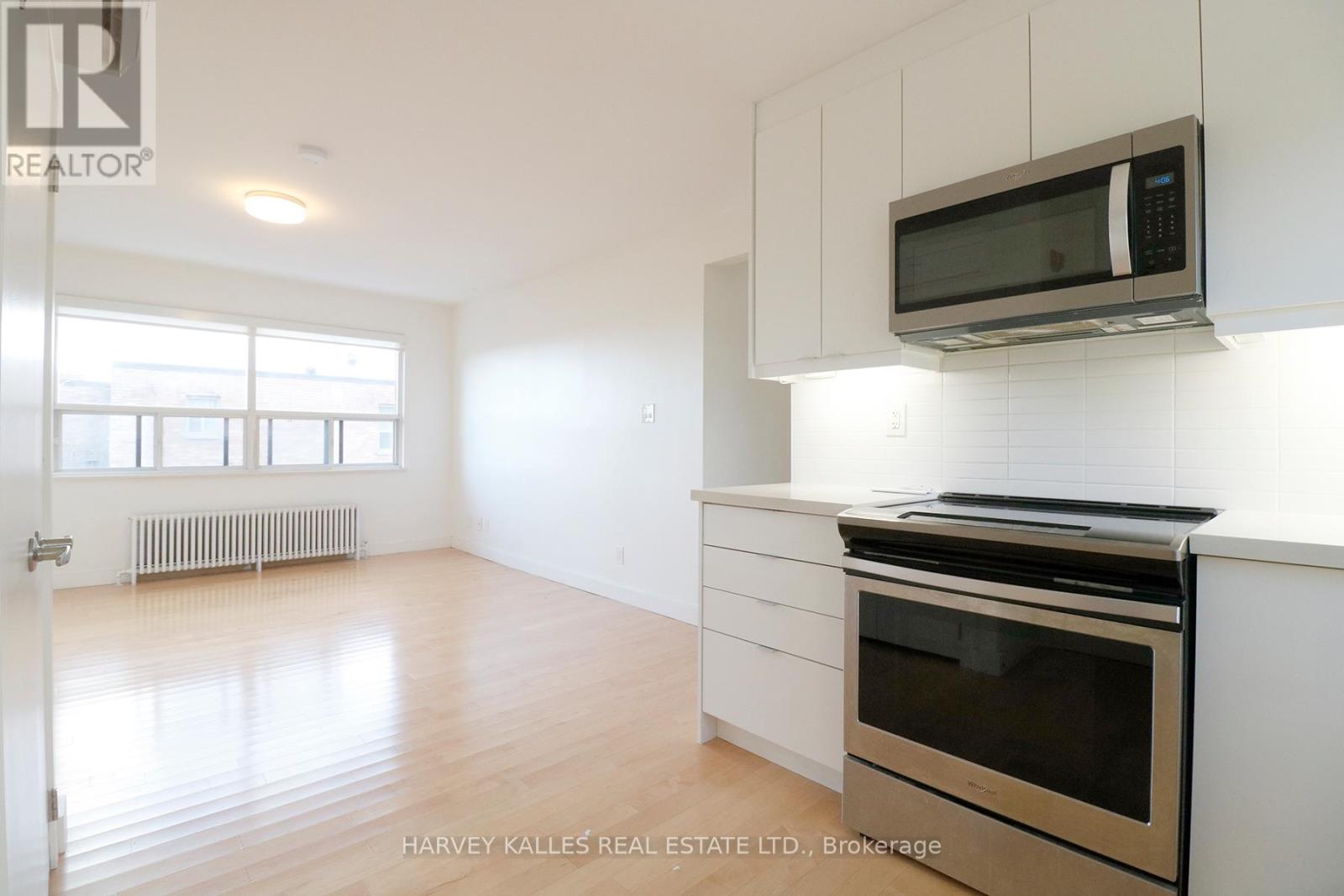 8 - 4 Benson Avenue, Mississauga, Ontario  L5H 2P2 - Photo 4 - W12468146