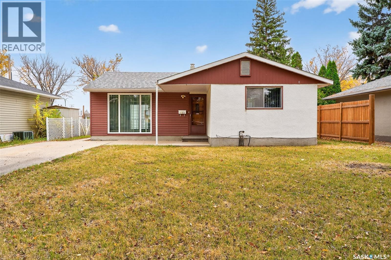 1322 7th Avenue Nw, Moose Jaw, Saskatchewan  S6H 4C9 - Photo 1 - SK021095