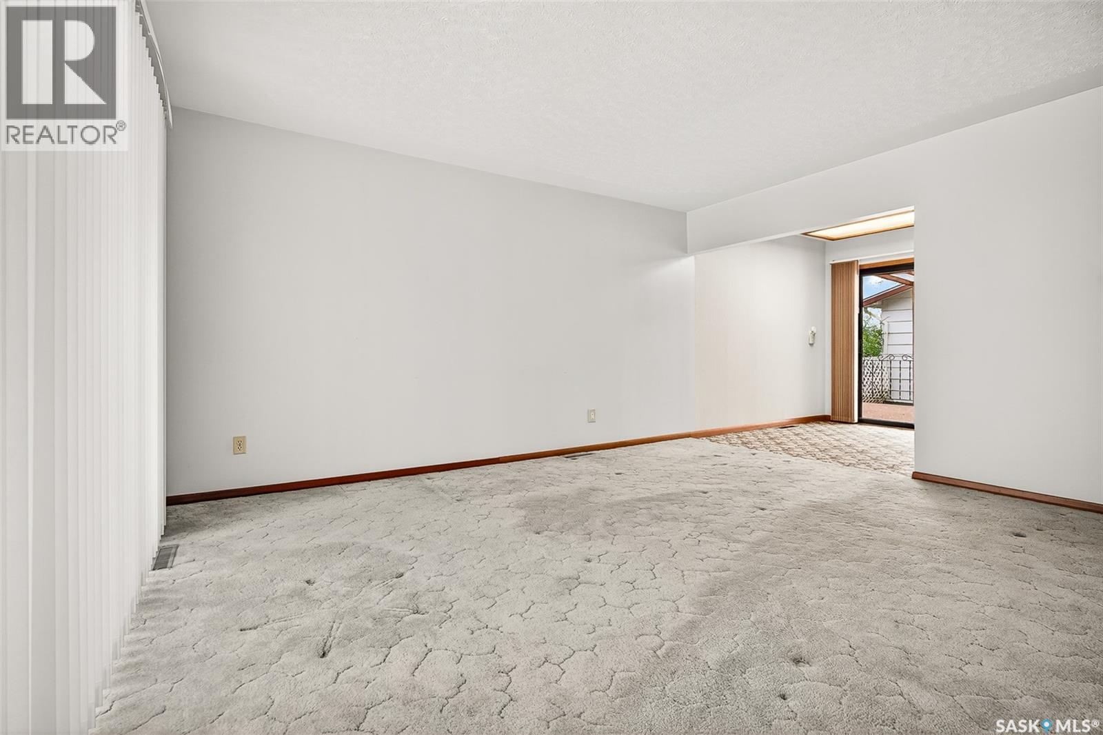 1322 7th Avenue Nw, Moose Jaw, Saskatchewan  S6H 4C9 - Photo 2 - SK021095