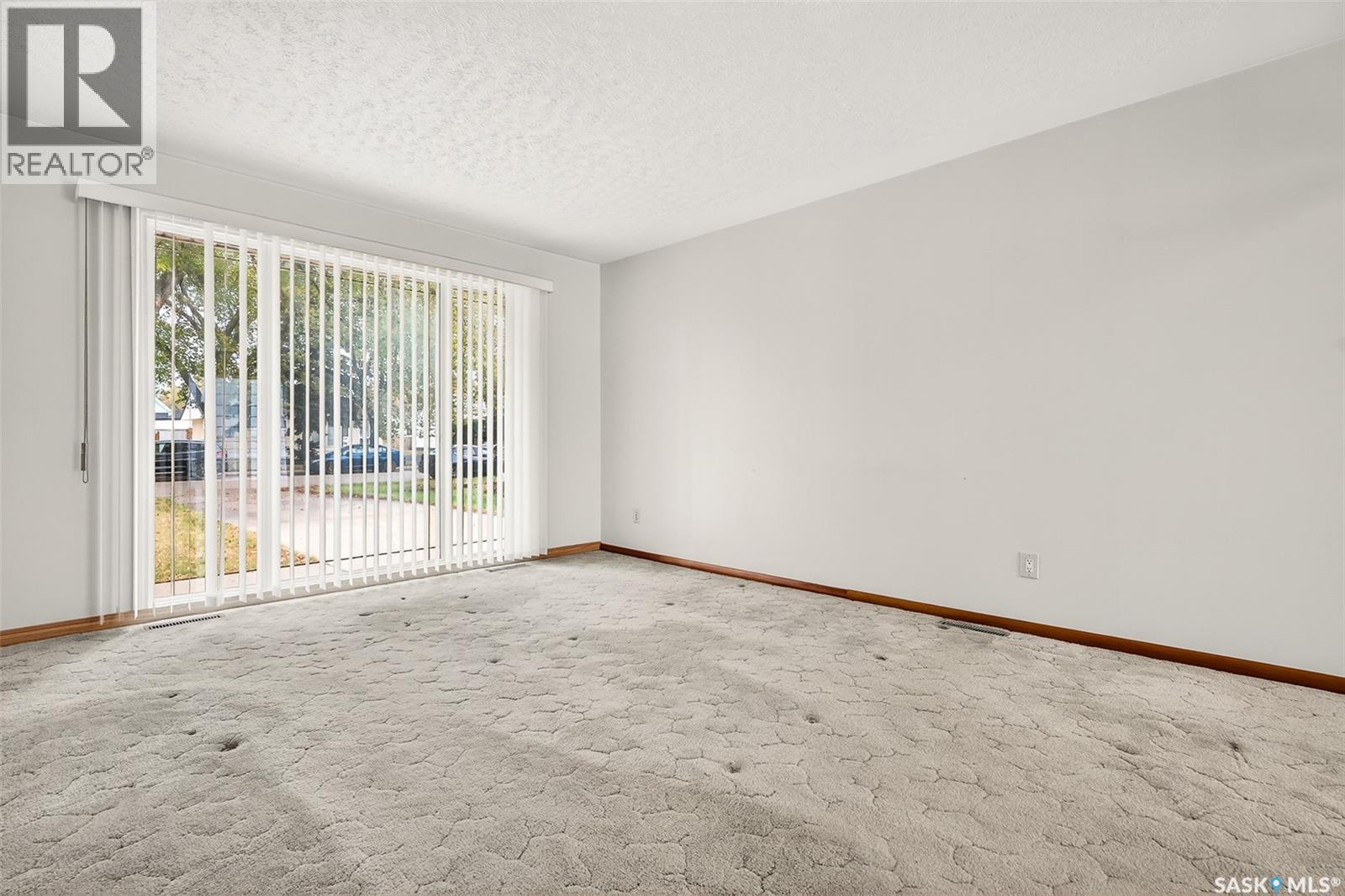1322 7th Avenue Nw, Moose Jaw, Saskatchewan  S6H 4C9 - Photo 3 - SK021095