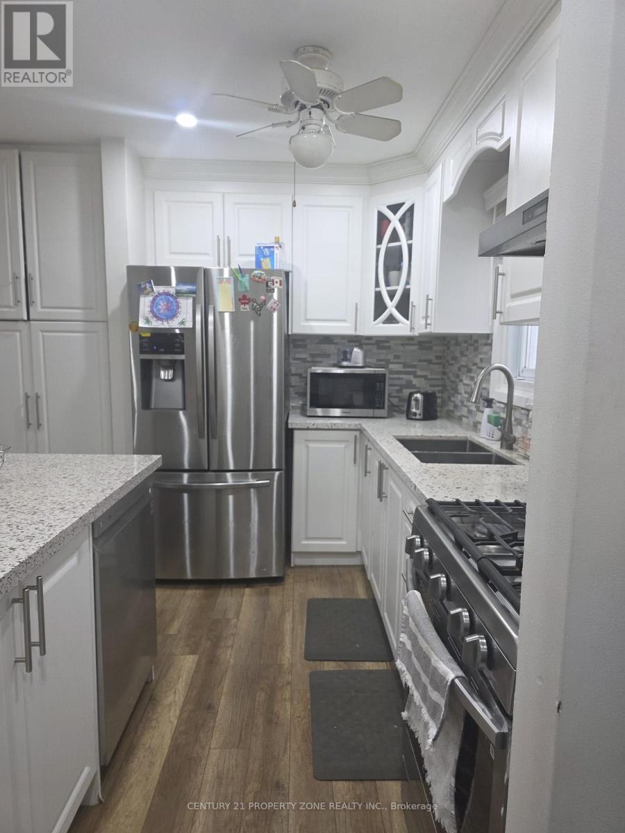 68 Hoskins Square, Brampton, Ontario  L6S 2N6 - Photo 3 - W12466980
