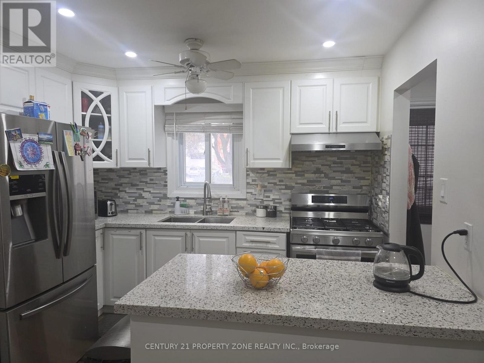 68 Hoskins Square, Brampton, Ontario  L6S 2N6 - Photo 4 - W12466980