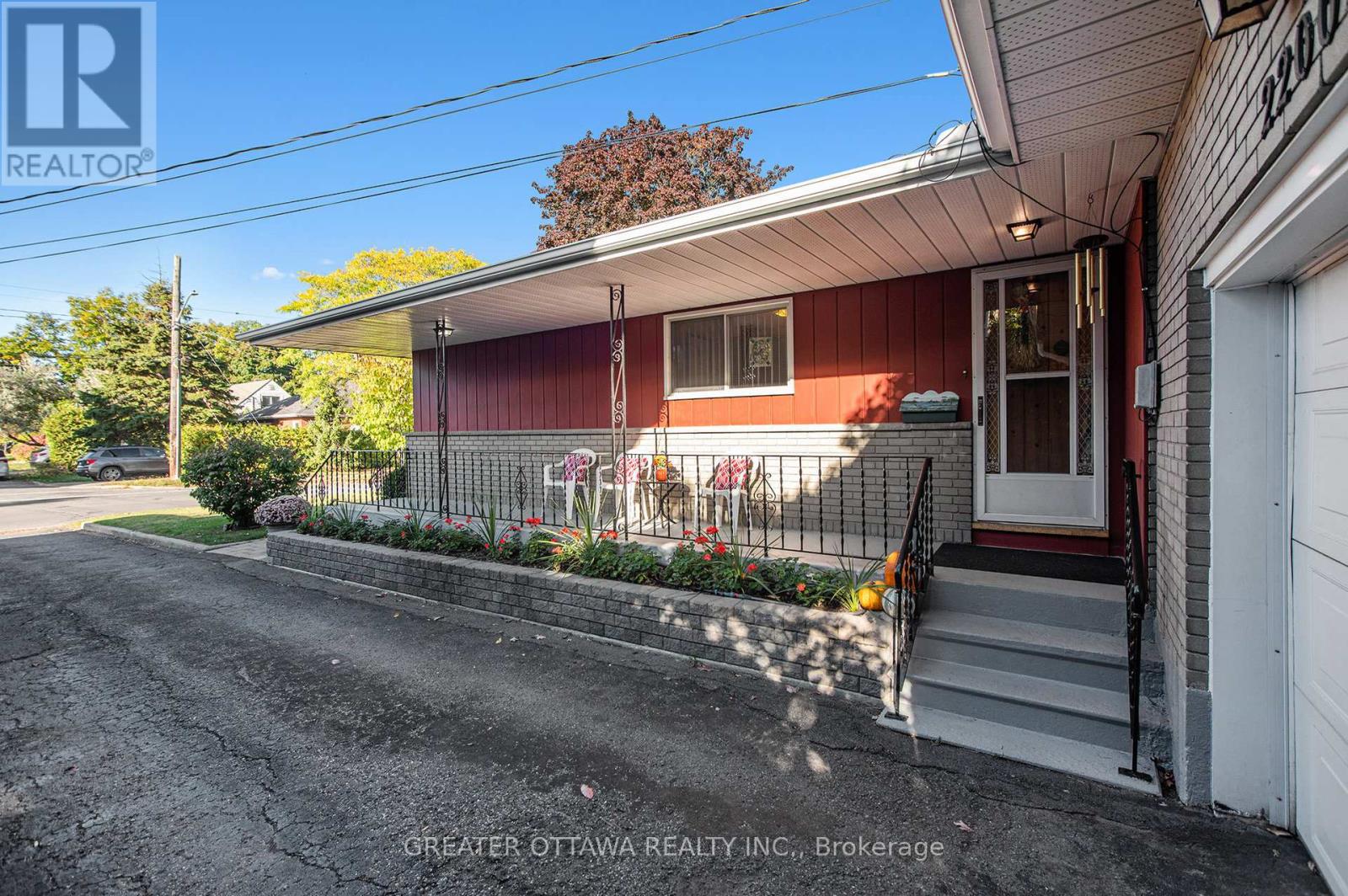 2200 Flower Avenue, Ottawa, Ontario  K2B 7A8 - Photo 2 - X12468387