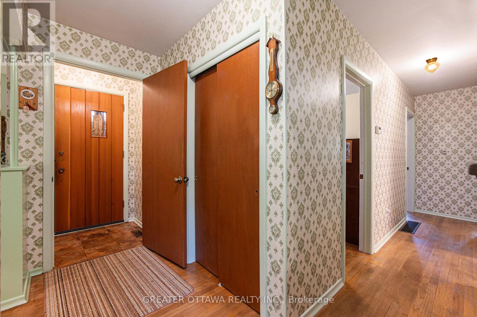 2200 Flower Avenue, Ottawa, Ontario  K2B 7A8 - Photo 3 - X12468387