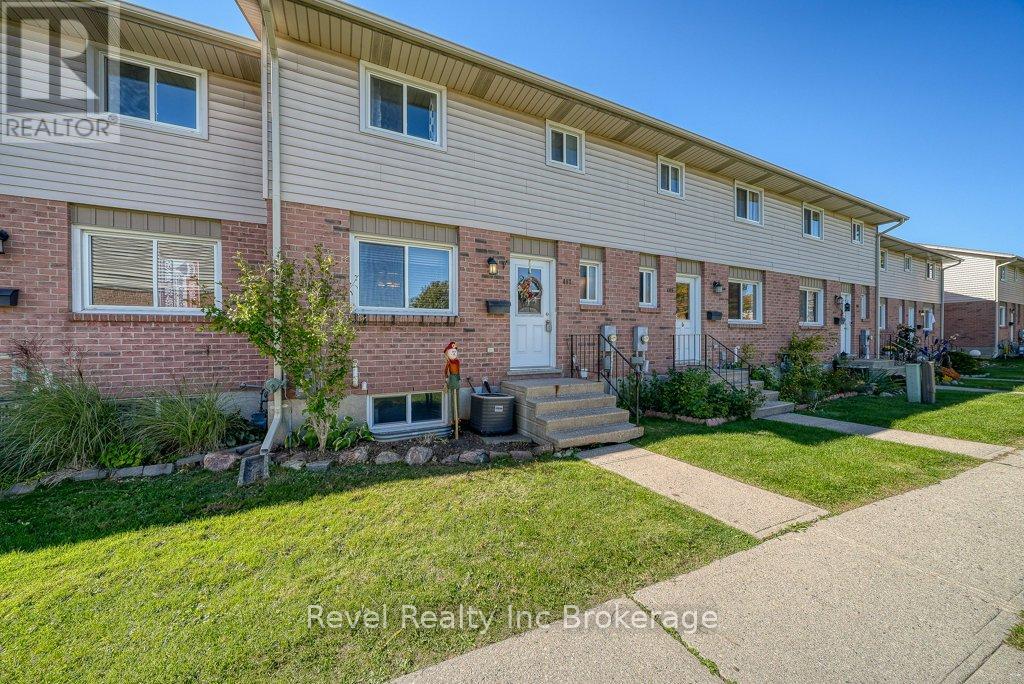 22 - 487 Springbank Avenue N, Woodstock, Ontario  N4T 1R1 - Photo 1 - X12468414