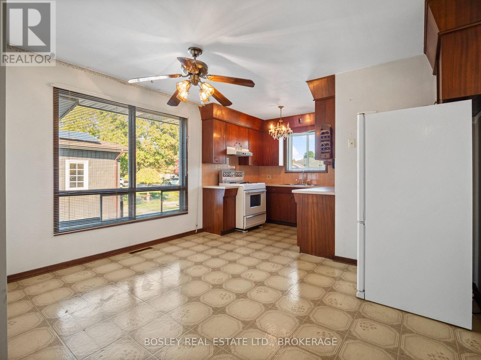 276 Gross Avenue, Welland, Ontario  L3C 2V2 - Photo 3 - X12468449
