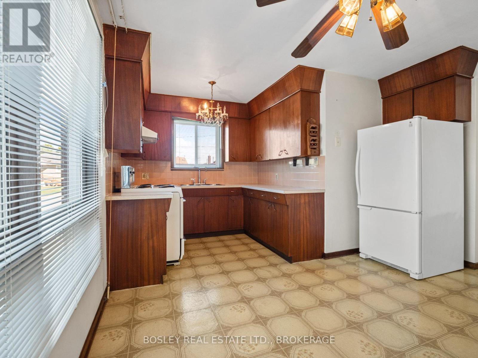 276 Gross Avenue, Welland, Ontario  L3C 2V2 - Photo 5 - X12468449