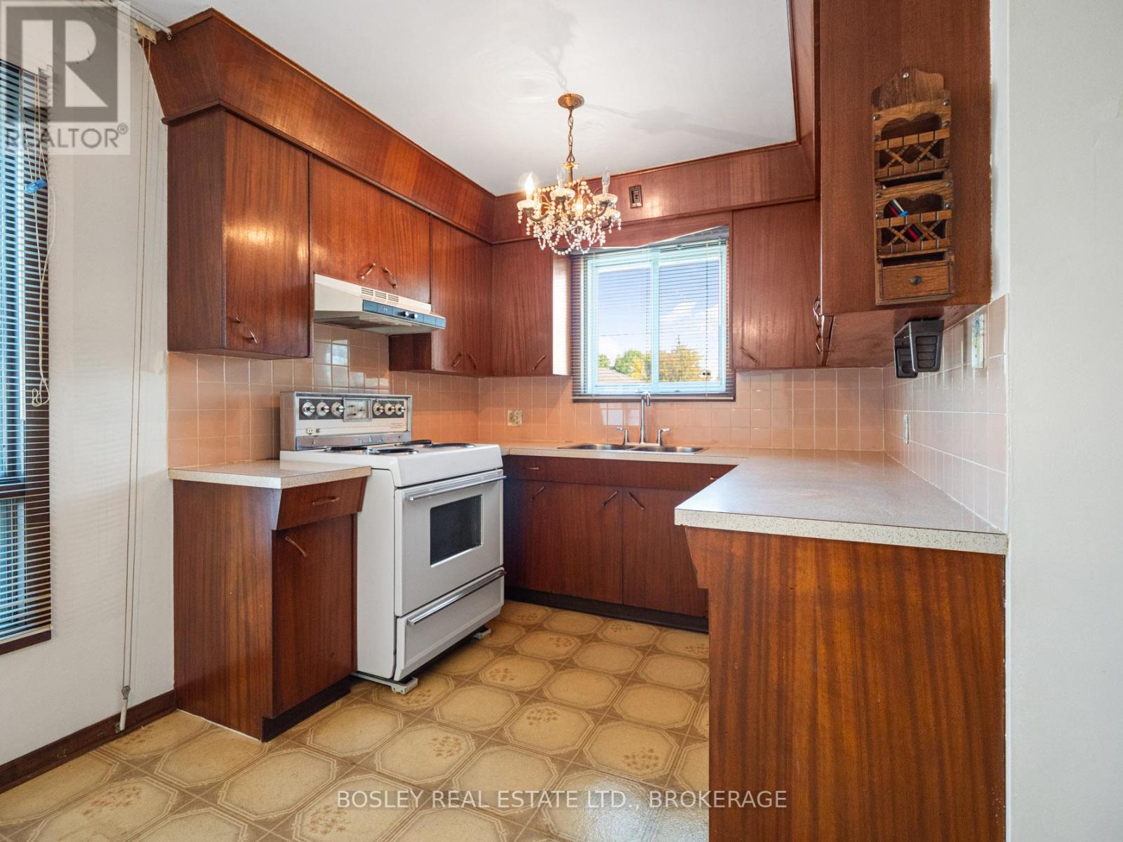 276 Gross Avenue, Welland, Ontario  L3C 2V2 - Photo 6 - X12468449