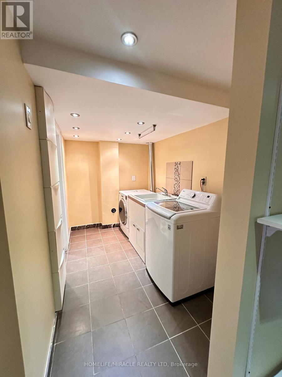 238 Royal Salisbury Way, Brampton, Ontario  L6V 3H4 - Photo 11 - W12467948