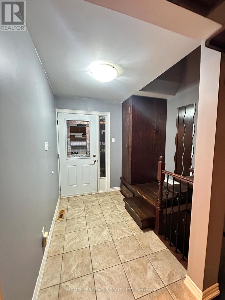 238 Royal Salisbury Way, Brampton, Ontario  L6V 3H4 - Photo 3 - W12467948