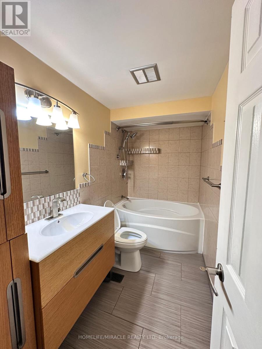 238 Royal Salisbury Way, Brampton, Ontario  L6V 3H4 - Photo 14 - W12467948