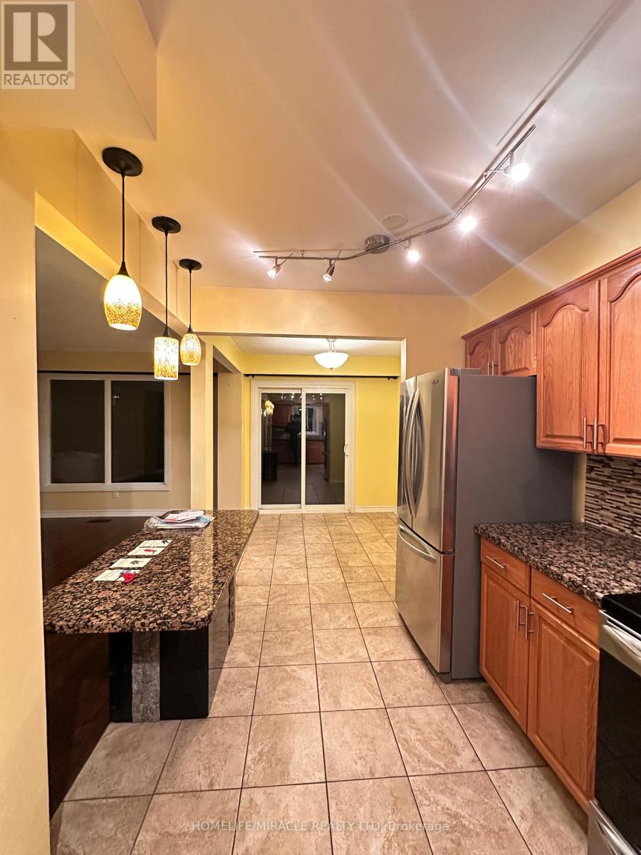 238 Royal Salisbury Way, Brampton, Ontario  L6V 3H4 - Photo 9 - W12467948