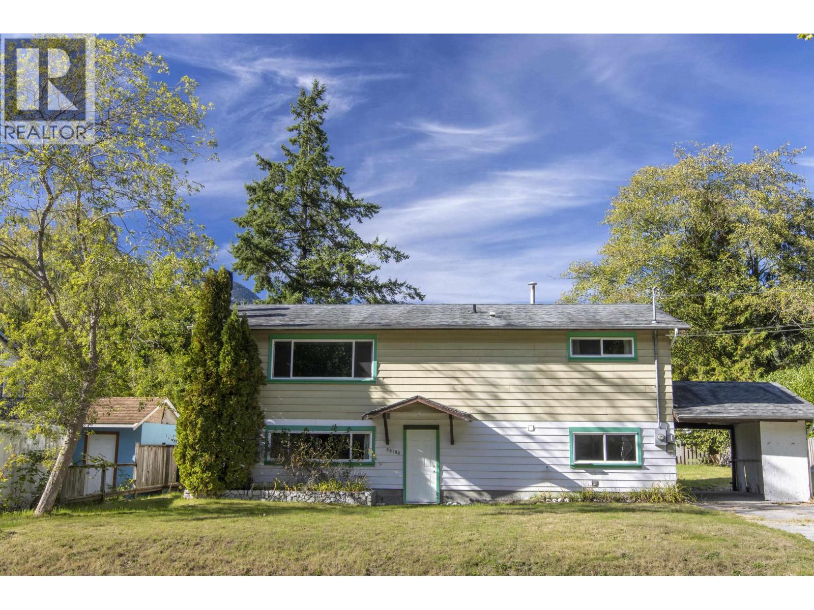 38183 LOMBARDY CRESCENT, Squamish, British Columbia