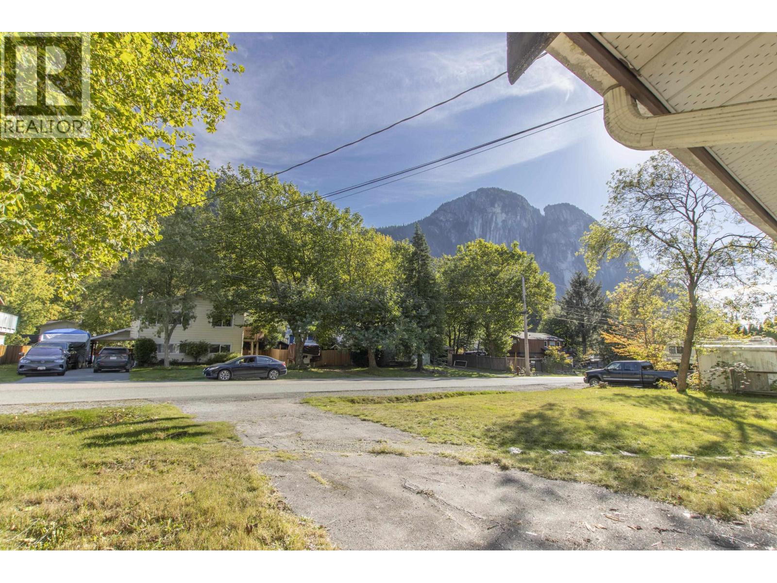38183 Lombardy Crescent, Squamish, British Columbia  V8B 0X3 - Photo 4 - R3059497