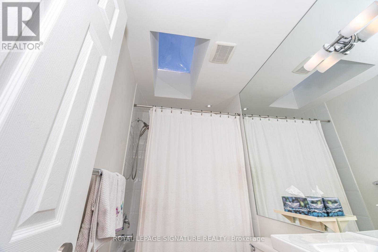 114 Fairholme Avenue, Toronto, Ontario  M6B 2W9 - Photo 34 - C12468211