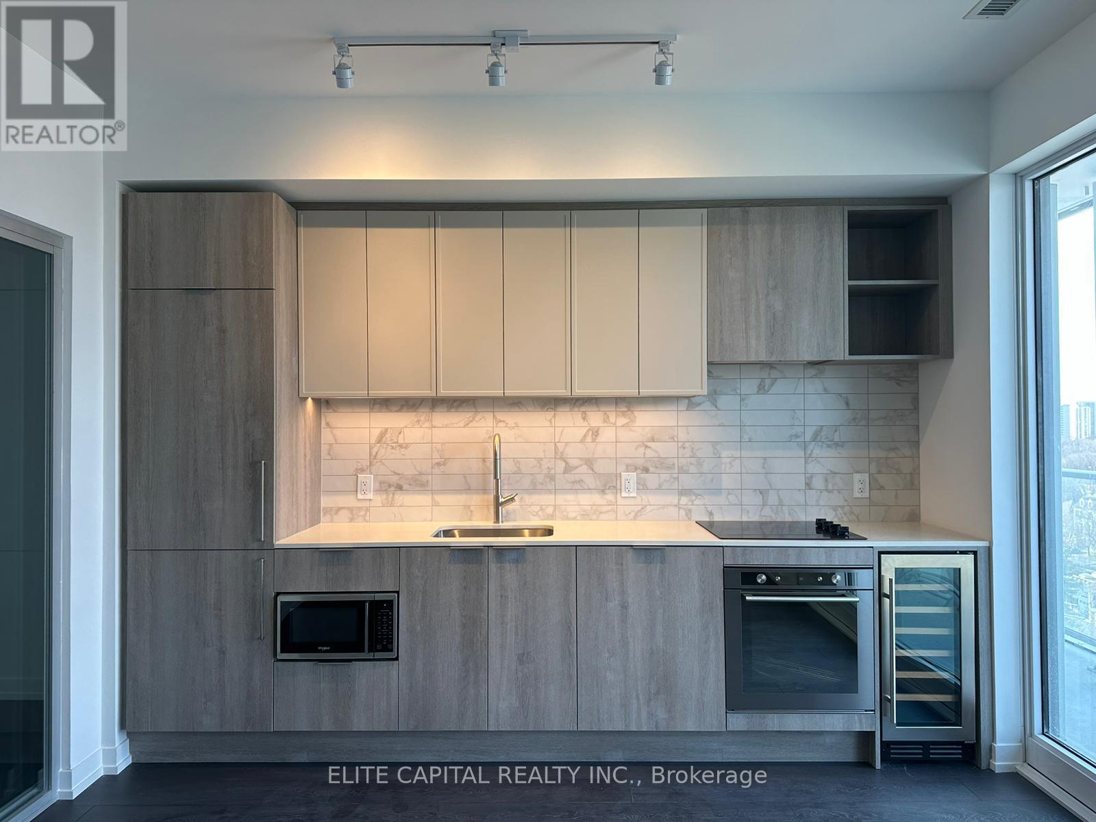 1212 - 2020 Bathurst Street, Toronto, Ontario  M5P 0A6 - Photo 3 - C12468311