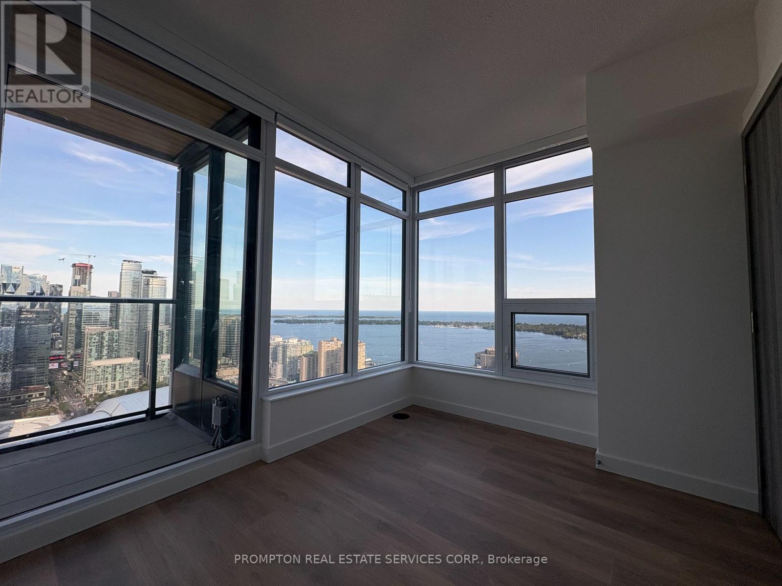 2105 - 1 Concord Cityplace Way, Toronto, Ontario  M5V 0X3 - Photo 4 - C12468337