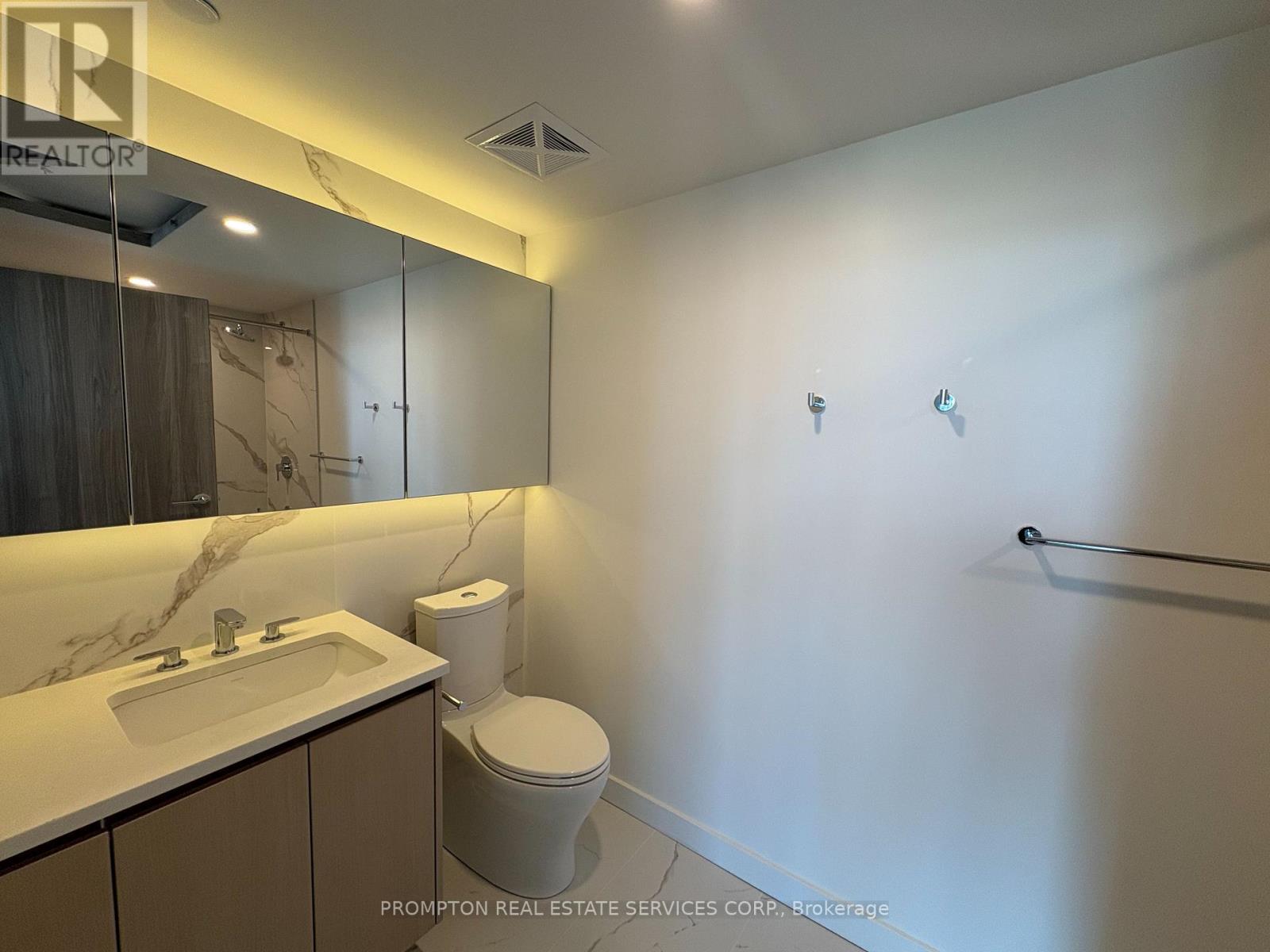 2105 - 1 Concord Cityplace Way, Toronto, Ontario  M5V 0X3 - Photo 6 - C12468337