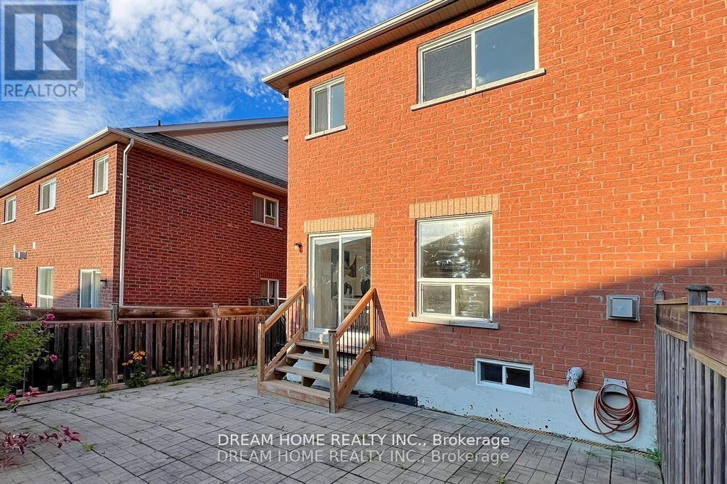 16 Bond Lake Park Street, Richmond Hill, Ontario  L4E 5C3 - Photo 7 - N12468228